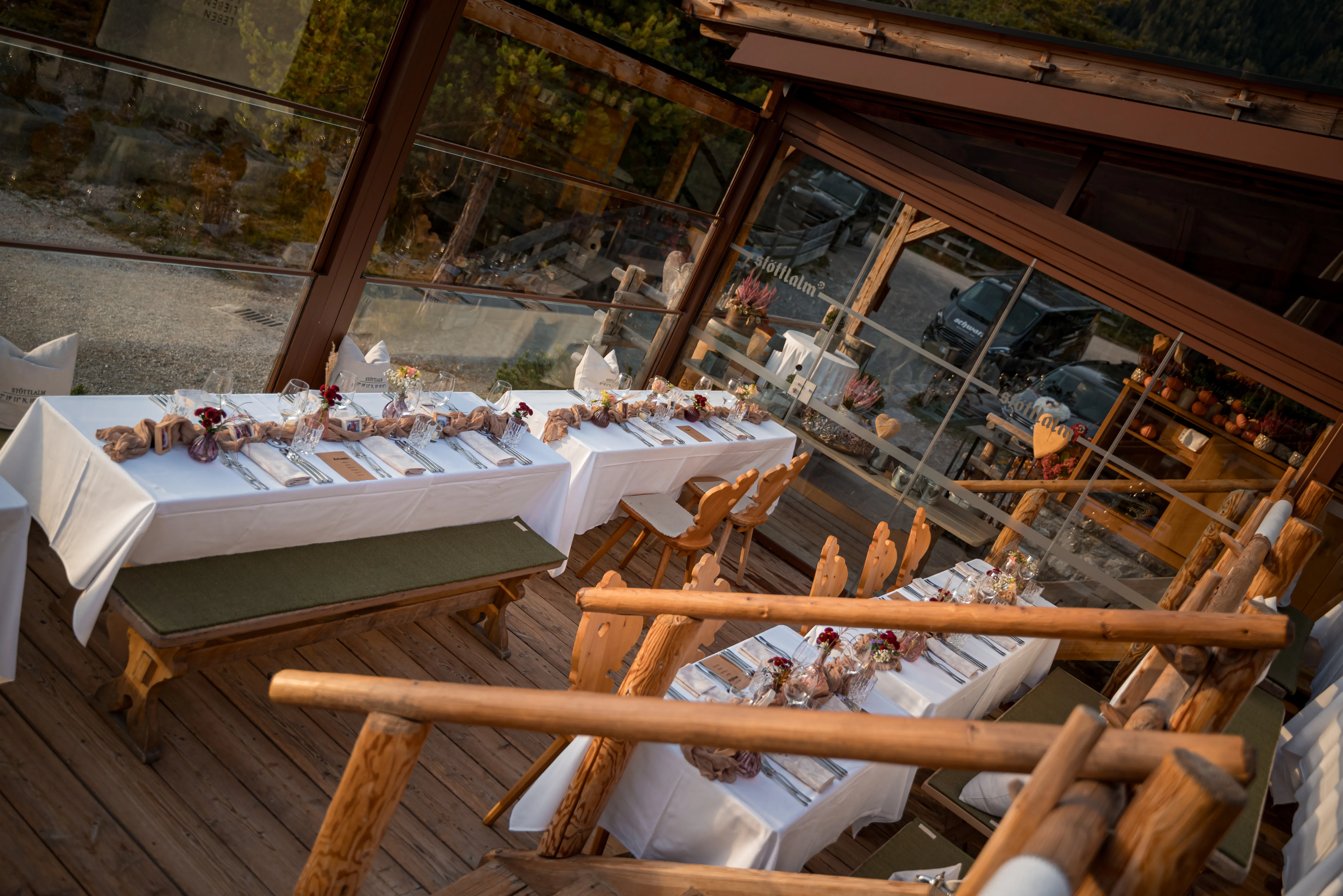 Gemütliche Stube der Stöttlalm mit gedecktem Tisch für Feiern